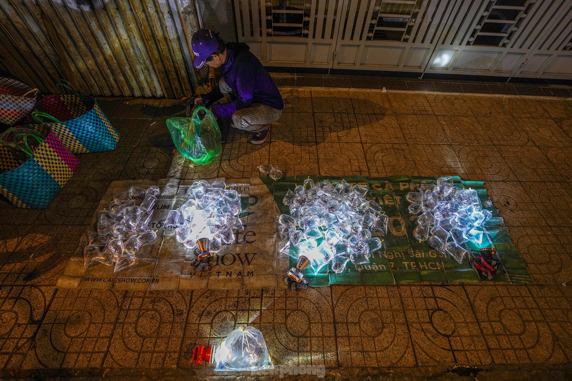 Người dân soi đèn mua gì ở 'chợ âm phủ' lâu đời nhất nhì TPHCM ?