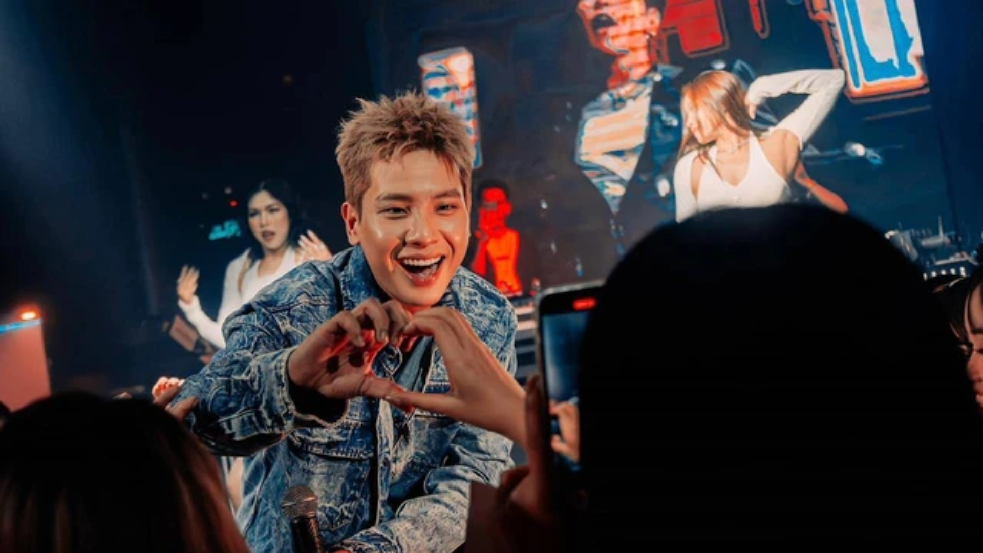 'Tình tin đồn' Quân A.P âm thầm tới concert ủng hộ bạn trai?