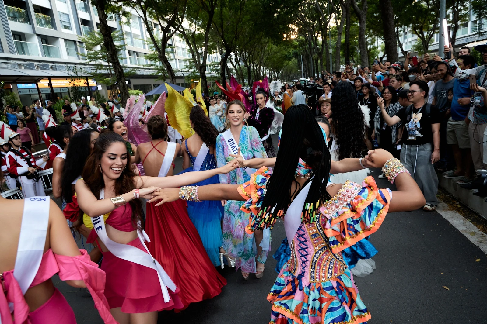 Miss Cosmo 2024 bùng nổ lễ diễu hành carnival, thí sinh khiến TPHCM thất thủ