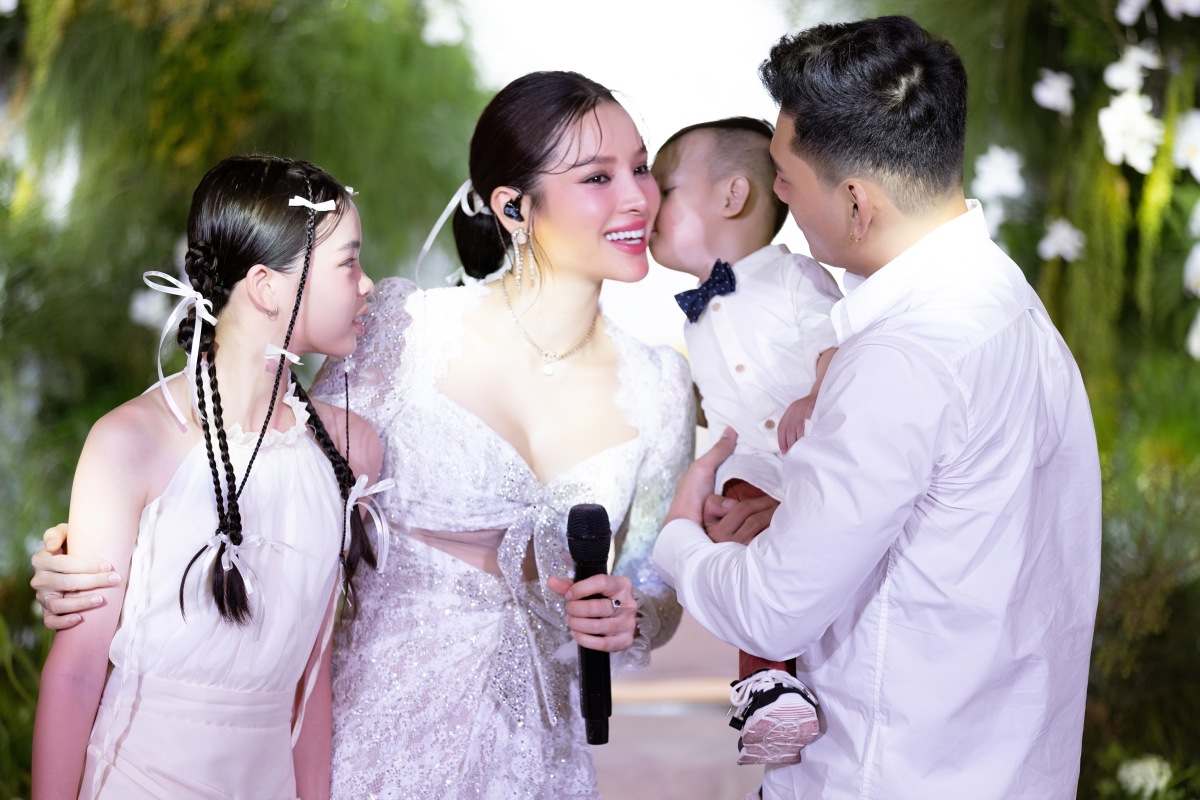 Phương Trinh Jolie đón tuổi 36 bên chồng con