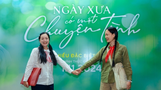 NSƯT Chiều Xuân gây ấn tượng với đồng phục học sinh khi tham dự buổi chiểu đặc biệt của 'Ngày xưa có một chuyện tình'