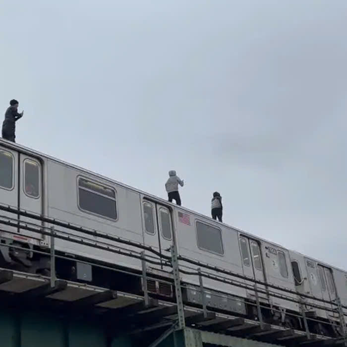 Ít nhất 6 người chết vì thử thách 'lướt trên nóc tàu điện'
