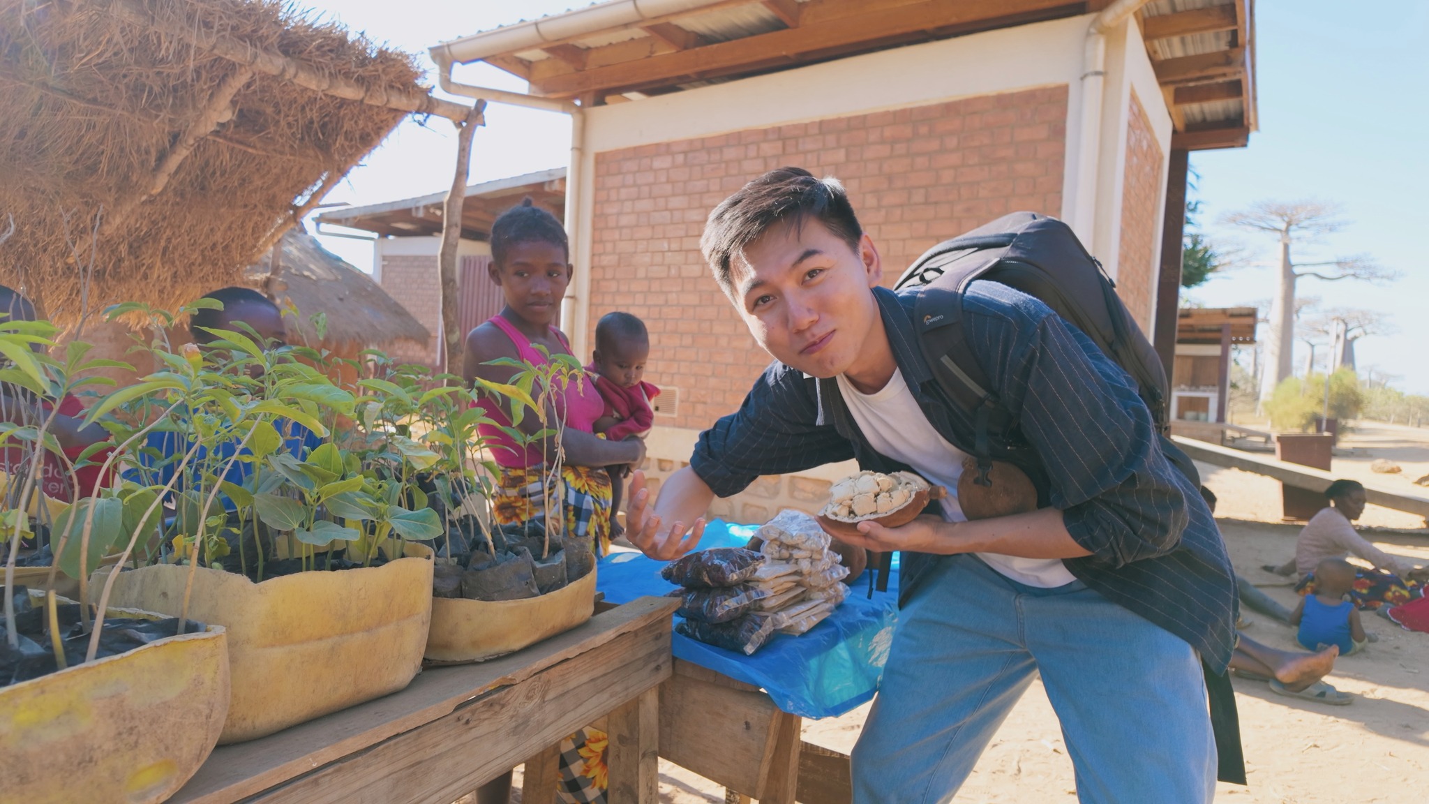 Khoai Lang Thang trải nghiệm chợ Kibera ở châu Phi: Bất ngờ khi thấy người dân bán đá để ăn, cách nấu nướng độc lạ gây sửng sốt