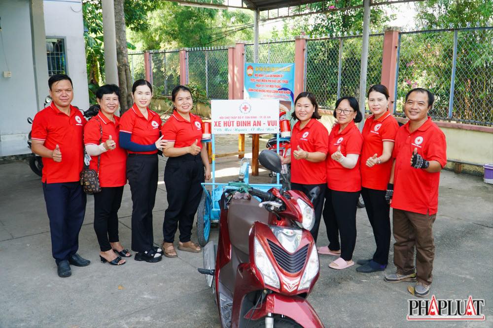 Những nữ 'hiệp sĩ' trong biệt đội hút đinh ở Bình Dương