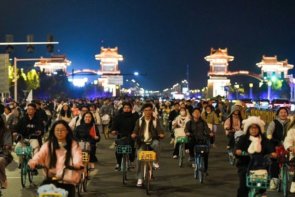 100.000 sinh viên Trung Quốc đạp xe xuyên đêm 50km để săn... bánh bao súp ngon