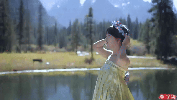 Lý Tử Thất: 'Bà nội không giục tôi lấy chồng'