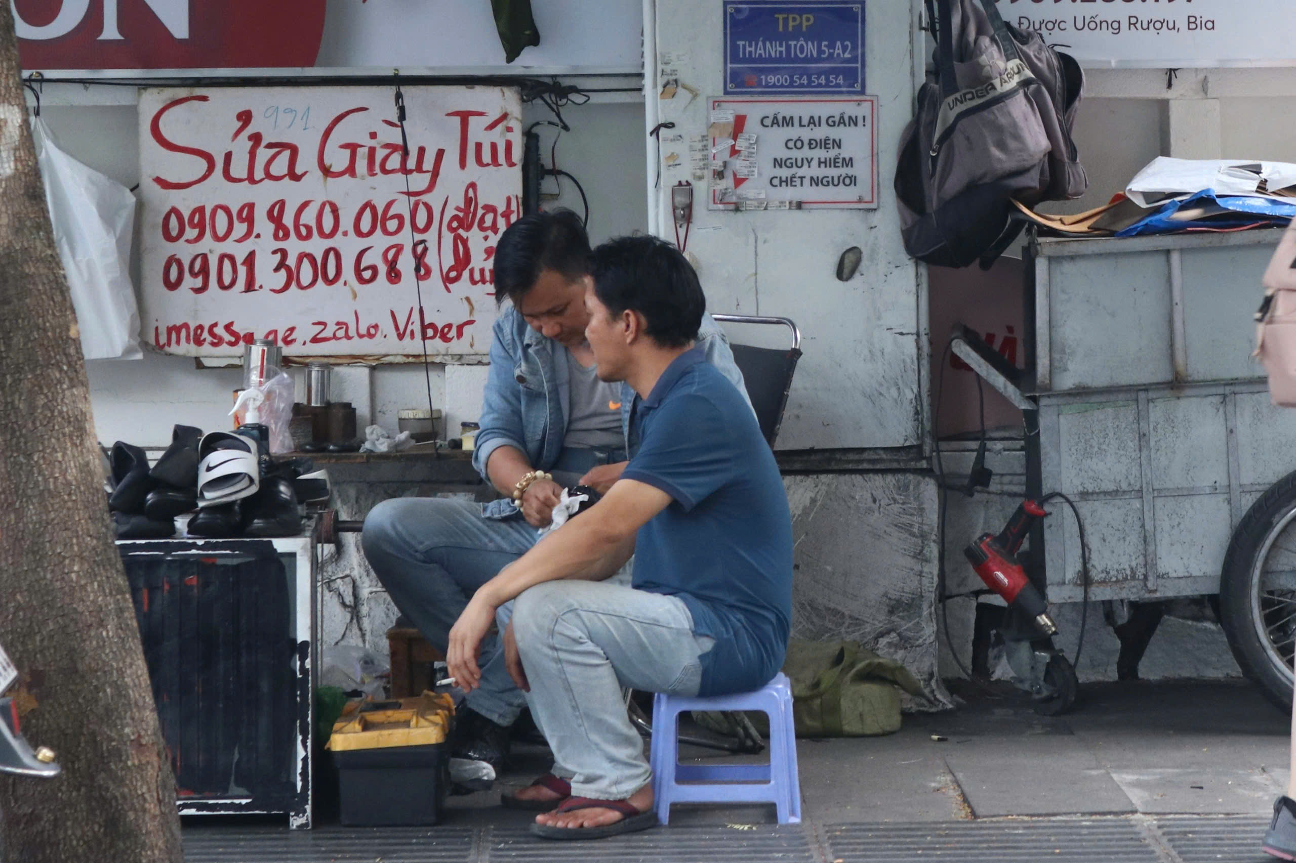  Phố độc lạ ở TPHCM: Nghệ thuật sửa giày 100 năm chợ Bến Thành. 