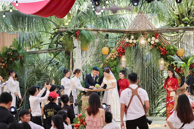 Thú vị với đám cưới trang trí bằng 1 tấn rau củ, vừa giản dị còn làm quà cho khách mang về nấu ăn