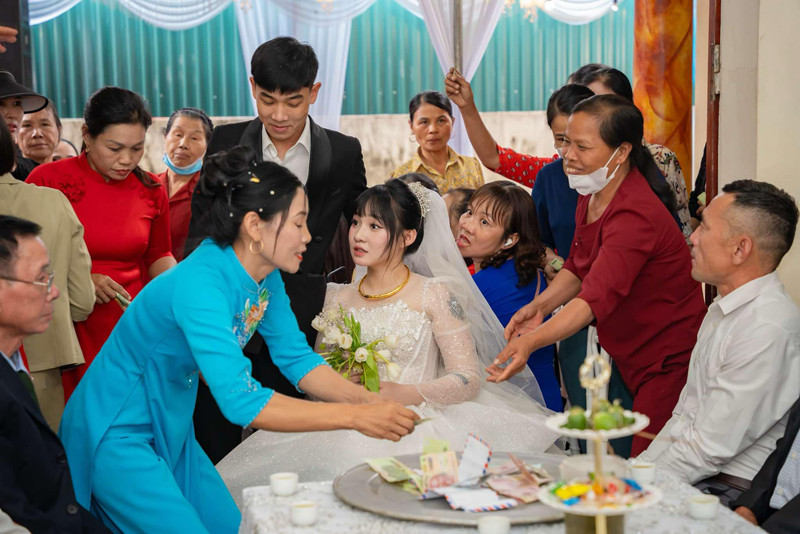 Phong tục cưới độc đáo ở Vĩnh Phúc: 'Tiền mừng dâu' khiến cô dâu ngỡ ngàng