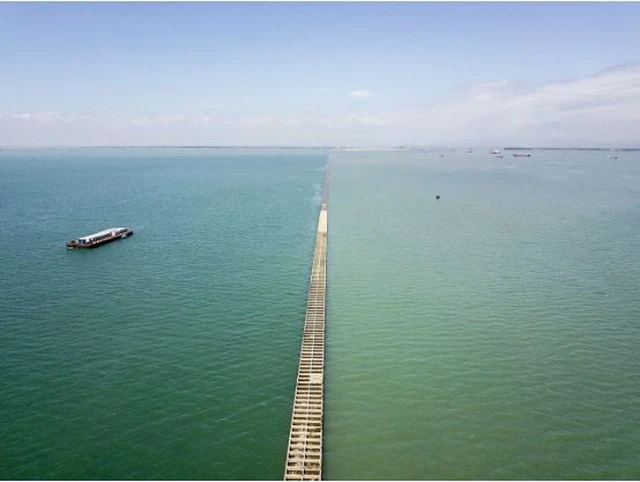 Chiêm ngưỡng vẻ đẹp đặc biệt của tuyến đường bộ 'trên biển' dài nhất Việt Nam 