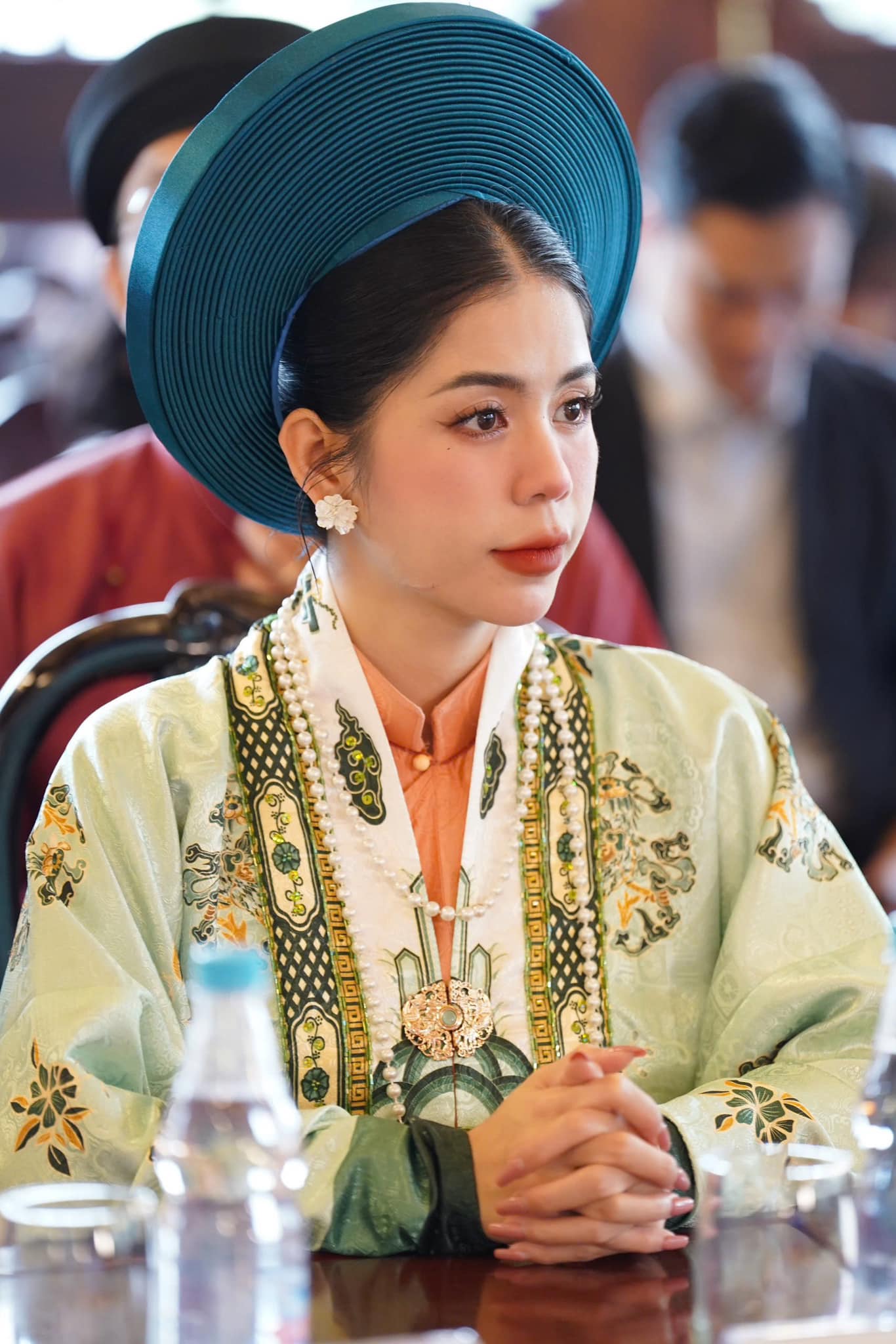 Hằng Du Mục xúc động trên livestream: 'Chỉ mong một đời bình yên'