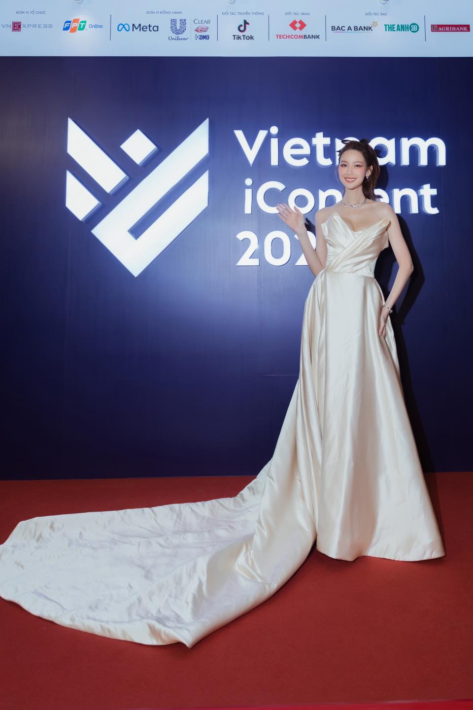 Lê Nguyễn Bảo Ngọc: Nhan sắc và tài năng chinh phục triệu trái tim