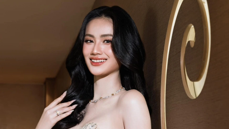 Hoa hậu Ý Nhi phẫu thuật thẩm mỹ