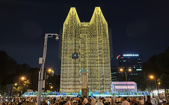 Nhà thờ Đức Bà bất ngờ 'thay áo mới' trong mùa Giáng sinh 2024 khiến nhiều người thích thú