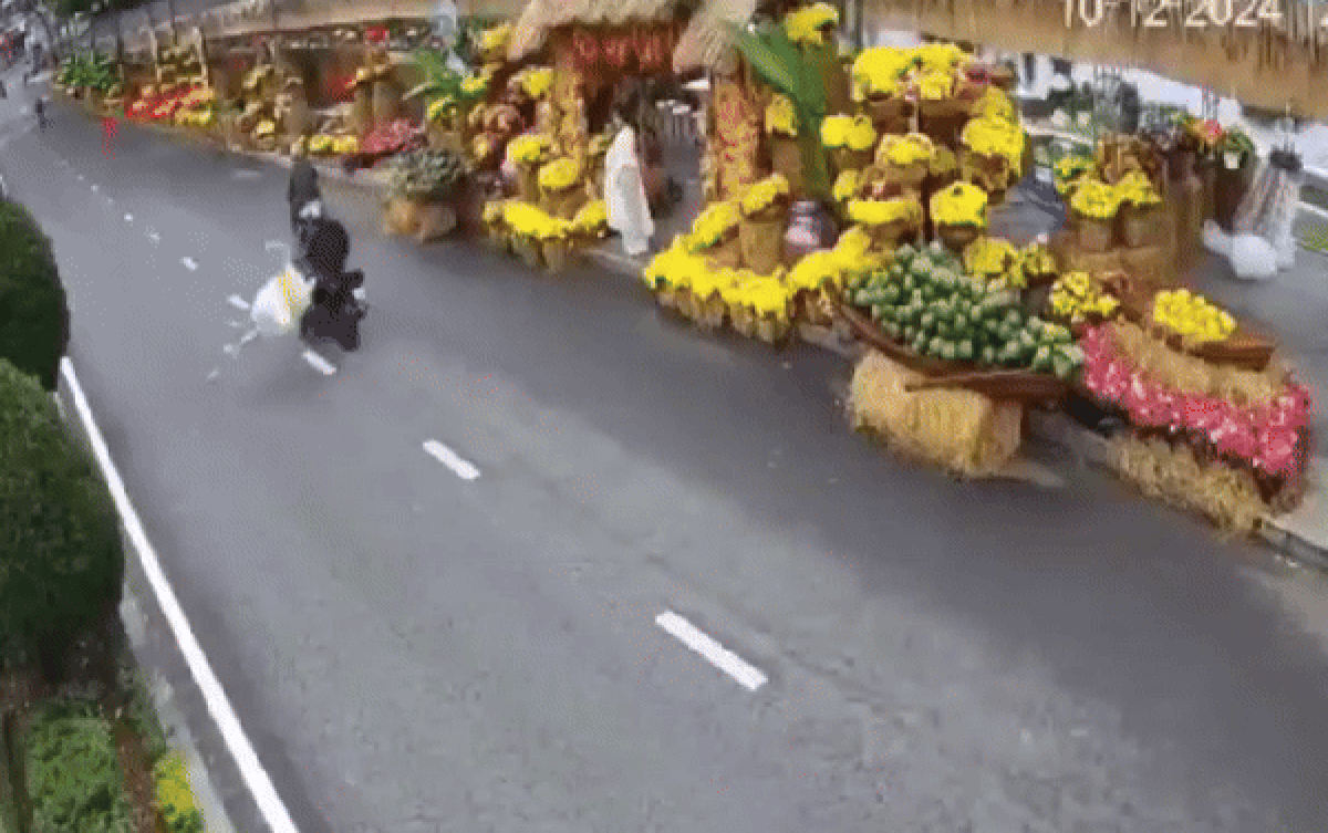 Mải mê đứng giữa đường chụp hình cho bạn… cô gái bị tai nạn khôn lường