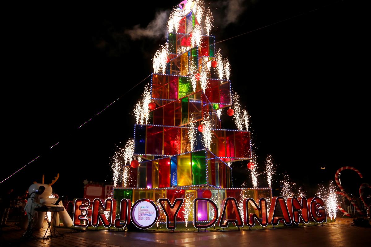 Cây thông khổng lồ bừng sáng bên bờ sông Hàn, mở màn chuỗi hoạt động đón Giáng sinh tại Đà Nẵng