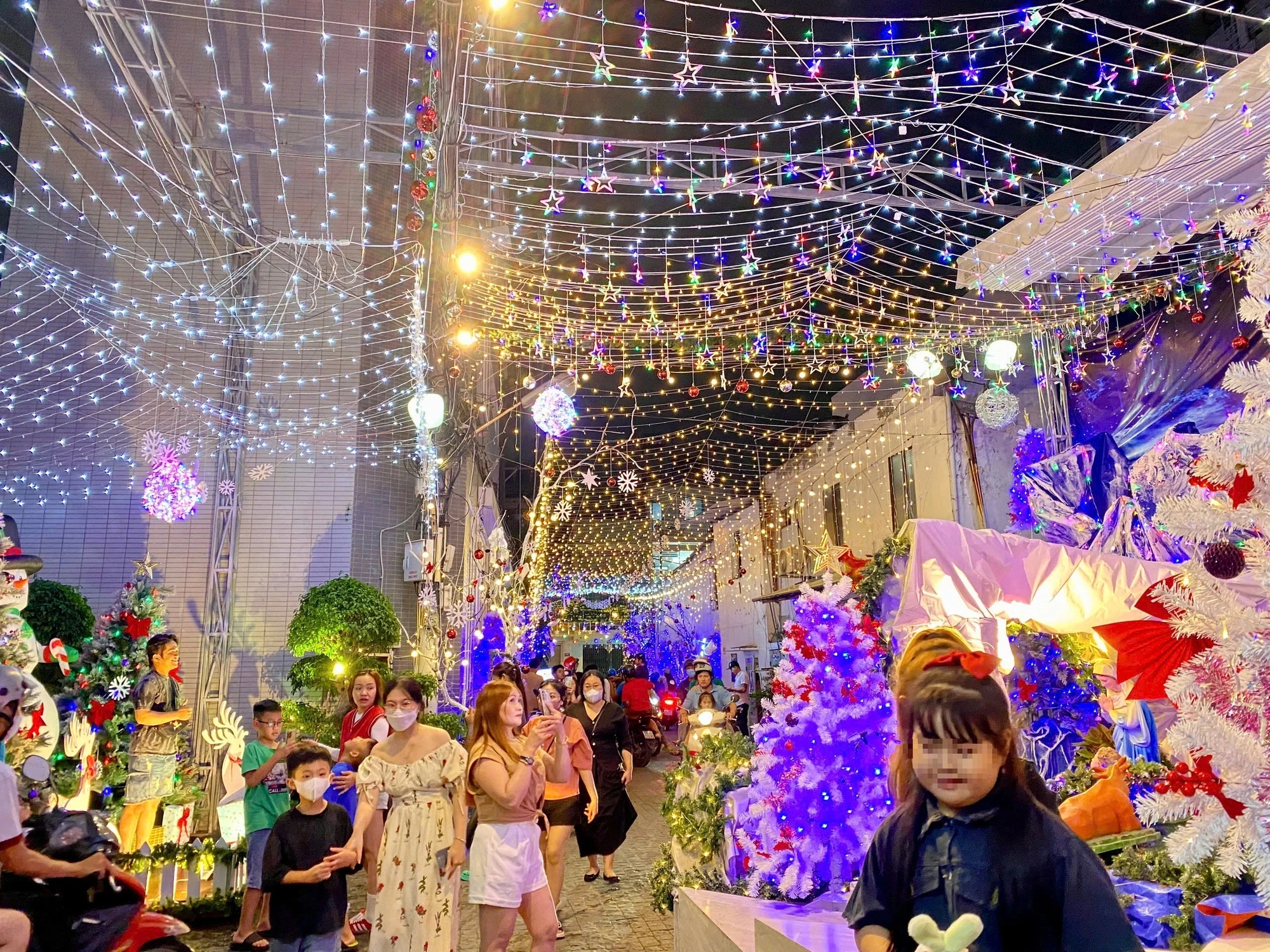 Những con hẻm 'hot' nhất mùa Giáng sinh ở TP.HCM, người dân rần rần đến check-in