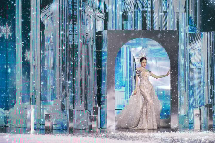 Hoa hậu Quốc tế Thanh Thủy tỏa sáng khi làm vedette trên sàn catwalk