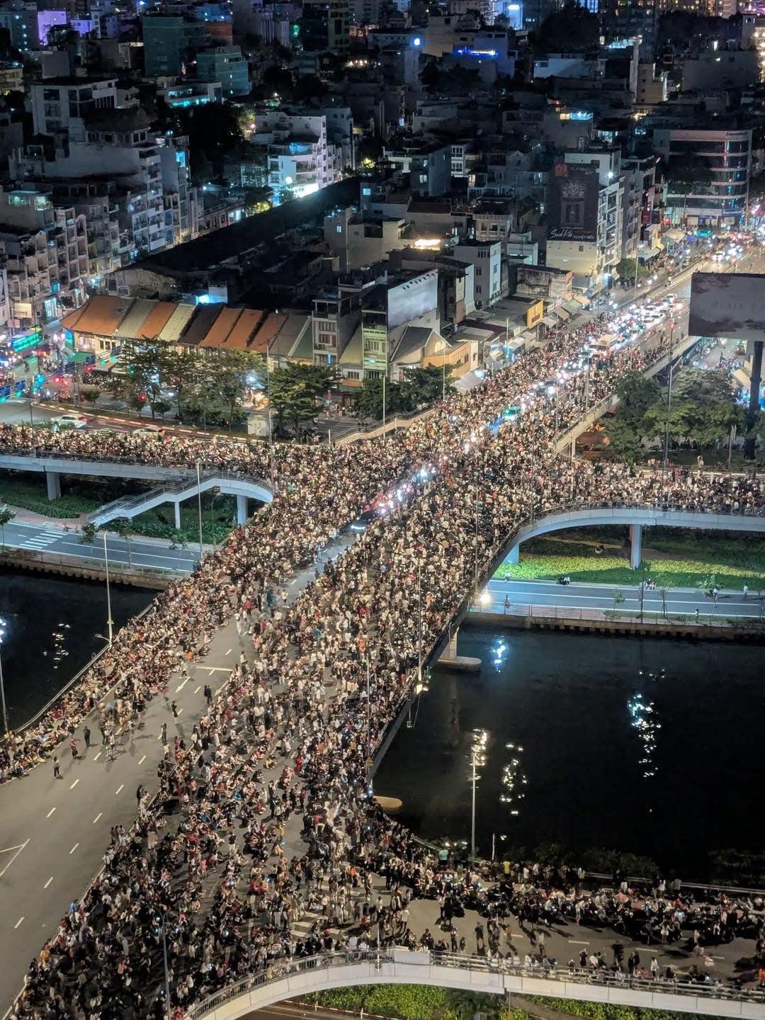 Đêm countdown đón năm 2025 tại TP.HCM: Hào hứng chào năm mới nhưng ám ảnh kẹt xe kéo dài
