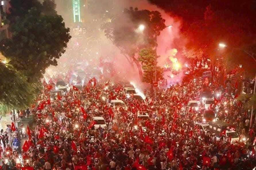 Cờ đỏ sao vàng rợp phố: Tinh thần yêu nước bùng cháy trong mỗi nhịp hò reo