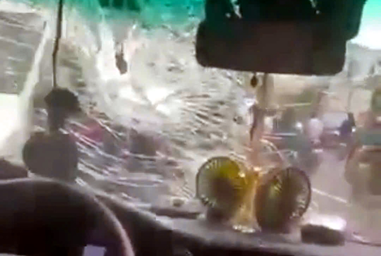 Công an triệu tập người đập vỡ kính xe ô tô ở quận Tân Phú