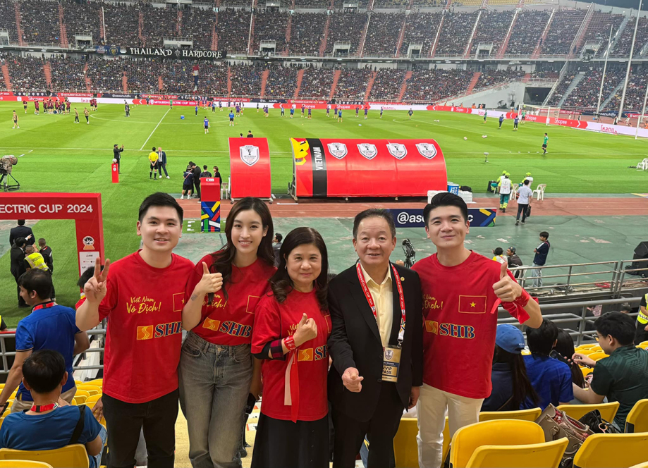 Loạt sao Việt cổ vũ đội tuyển Việt Nam ở chung kết ASEAN Cup