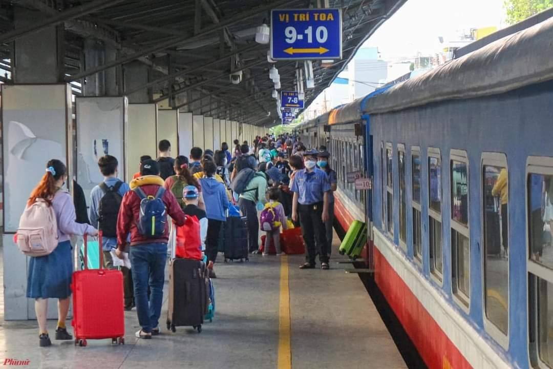 “Săn” vé tàu, xe Tết 2025: Căng thẳng từng giờ