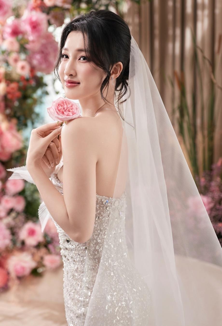 Con trai tỷ phú hỏi cưới á hậu Phương Nhi