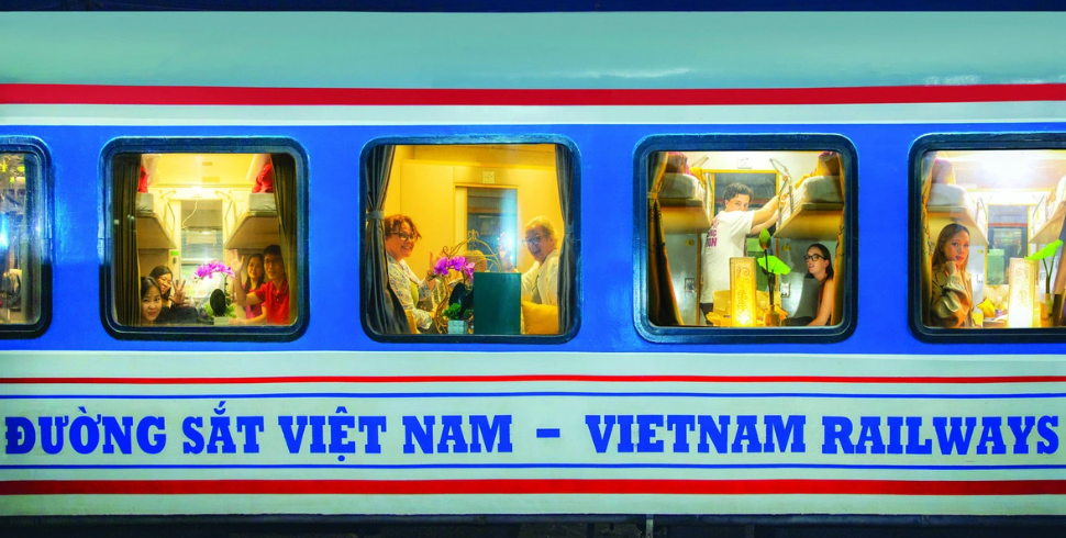 Hai chuyến tàu đặc biệt đón giao thừa: Hành trình gắn kết những trái tim xa quê