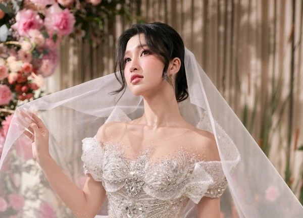 Lễ ăn hỏi Á hậu Phương Nhi và thiếu gia Vingroup: Cô dâu chính thức lộ diện, visual gây sốt