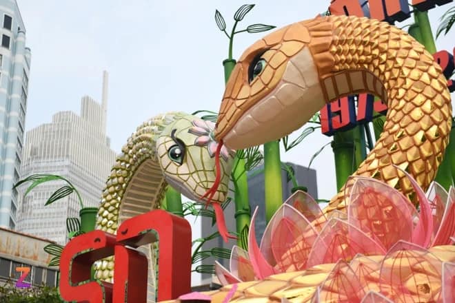 Đôi linh vật rắn trên đường hoa Nguyễn Huệ: Diện mạo độc đáo, ý nghĩa bất ngờ