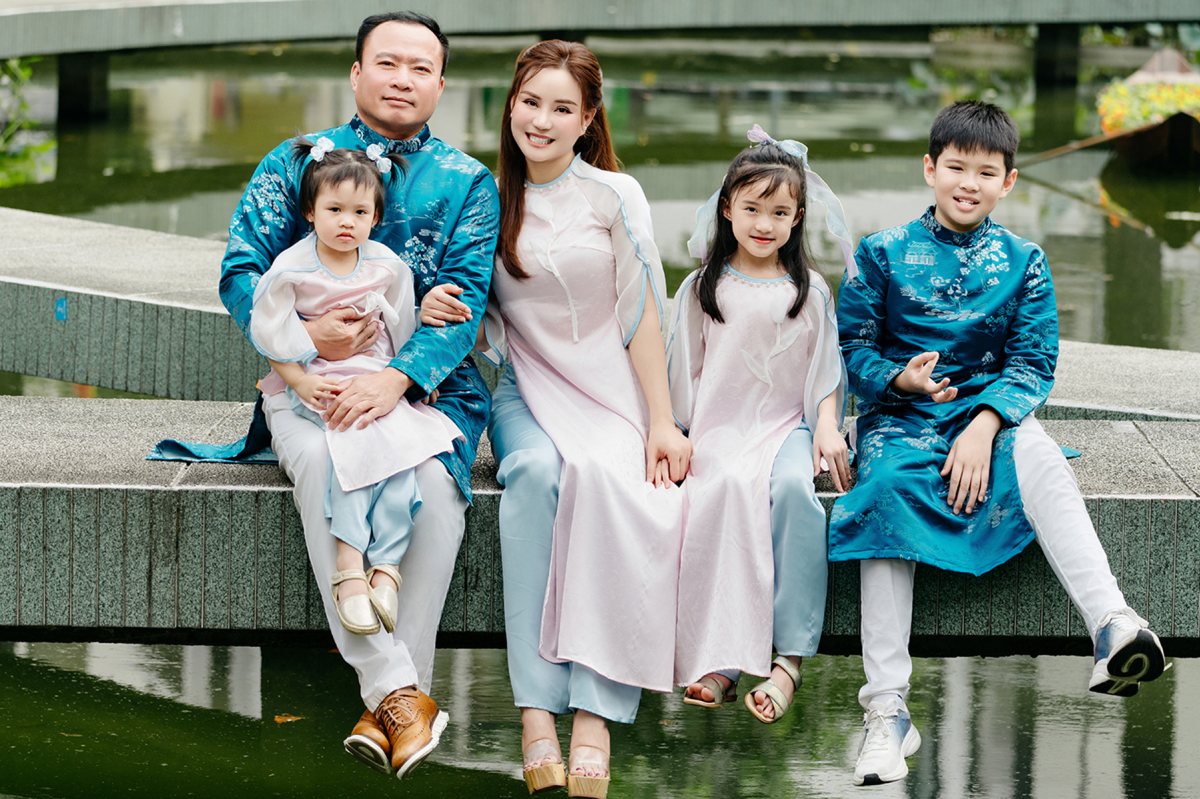 Sao Việt chụp ảnh Tết bên gia đình