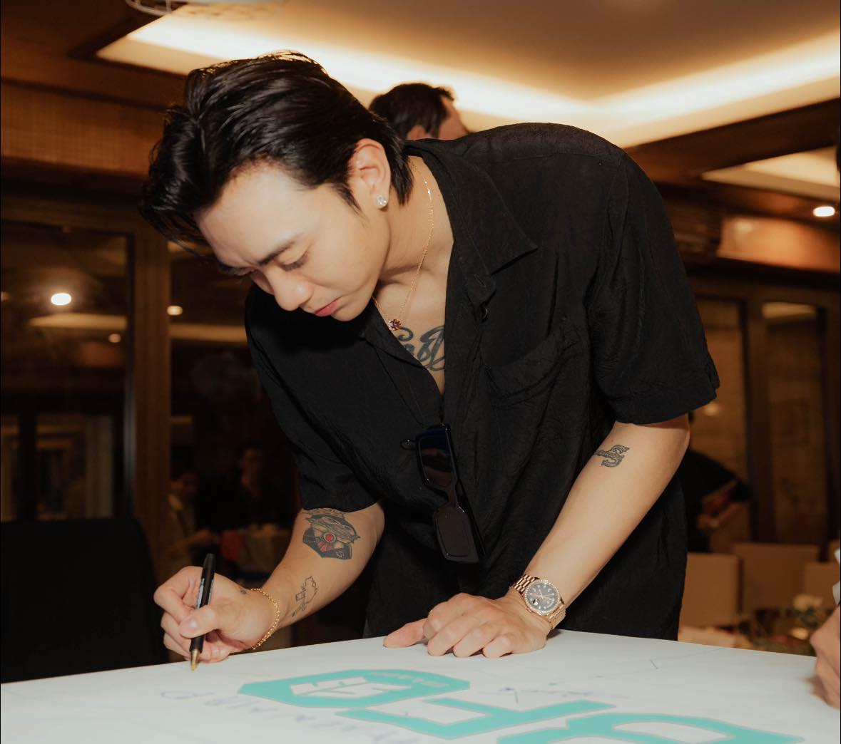 SOOBIN bị nghi sử dụng thuốc lá điện tử: Cộng đồng mạng phản ứng mạnh mẽ