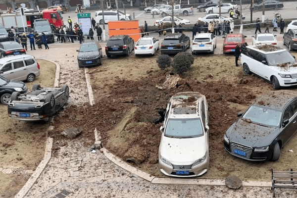 Ném pháo xuống cống hư hại nhiều xe sang