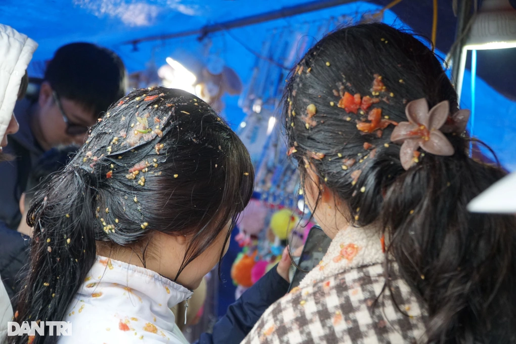 Phiên chợ độc nhất vô nhị ở Thanh Hóa, các cô gái 'ăn no' cà chua