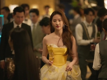 Nhìn lại làng giải trí Hoa ngữ 2024: Thị phi và những cú sốc