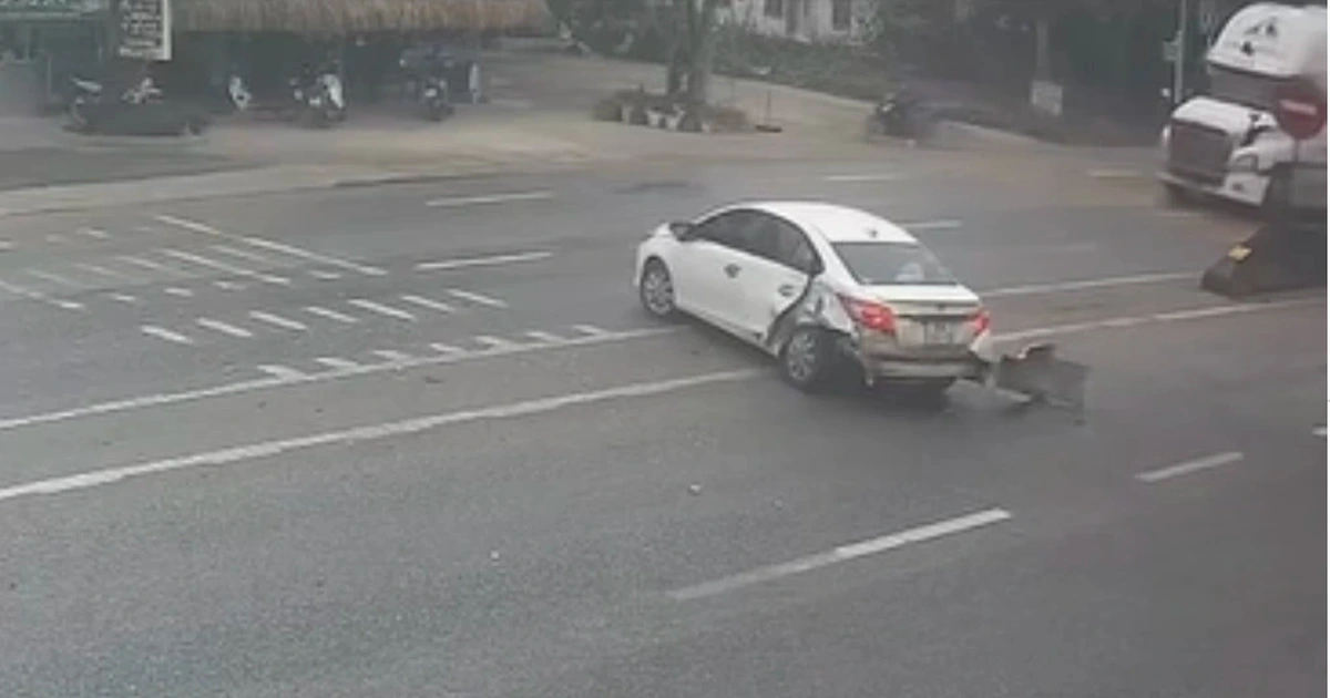 Ô tô con bị va chạm mạnh khi chầm chậm sang đường