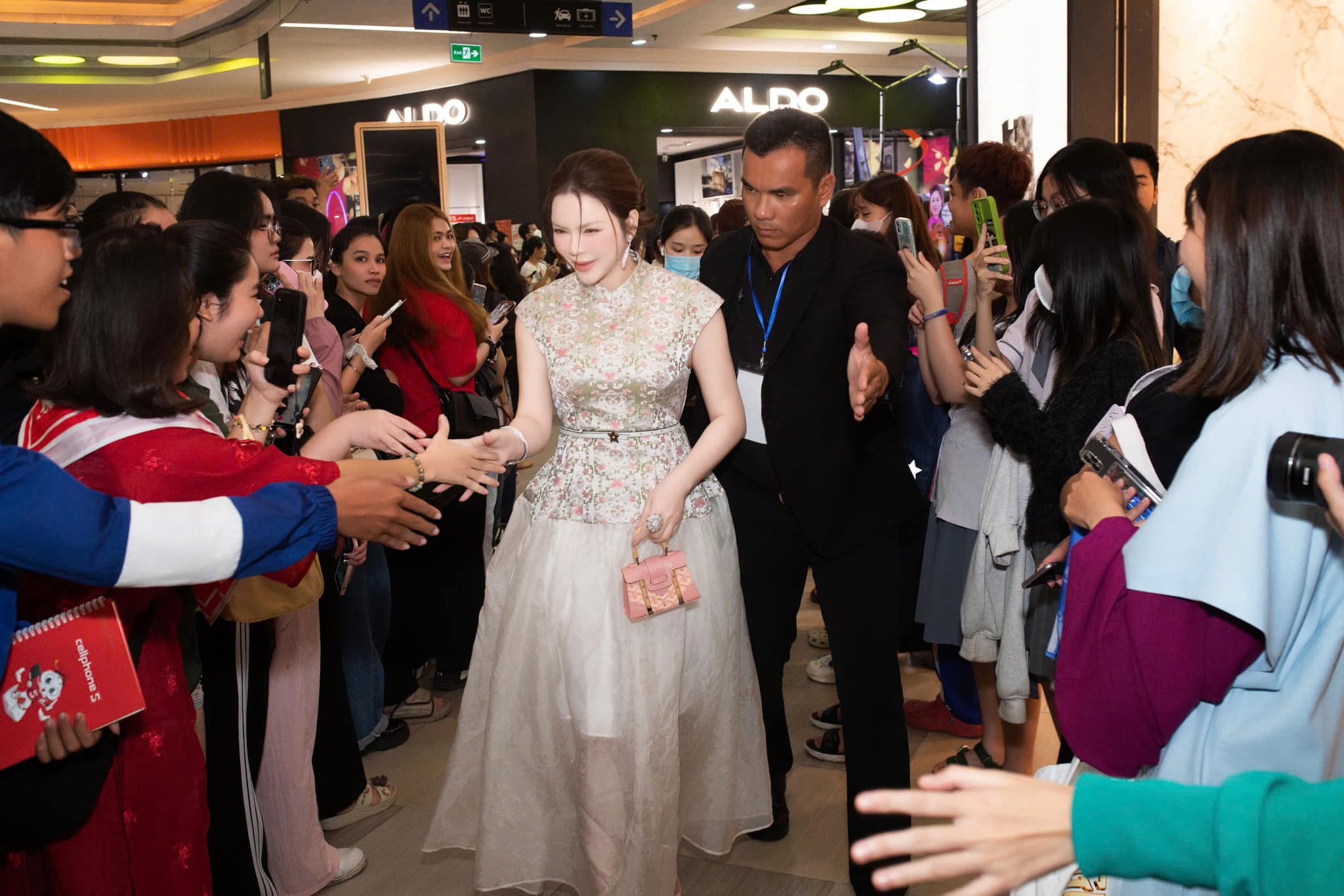 Lý Nhã Kỳ rạng rỡ xuất hiện sau loạt 'ảnh dìm' gây xôn xao