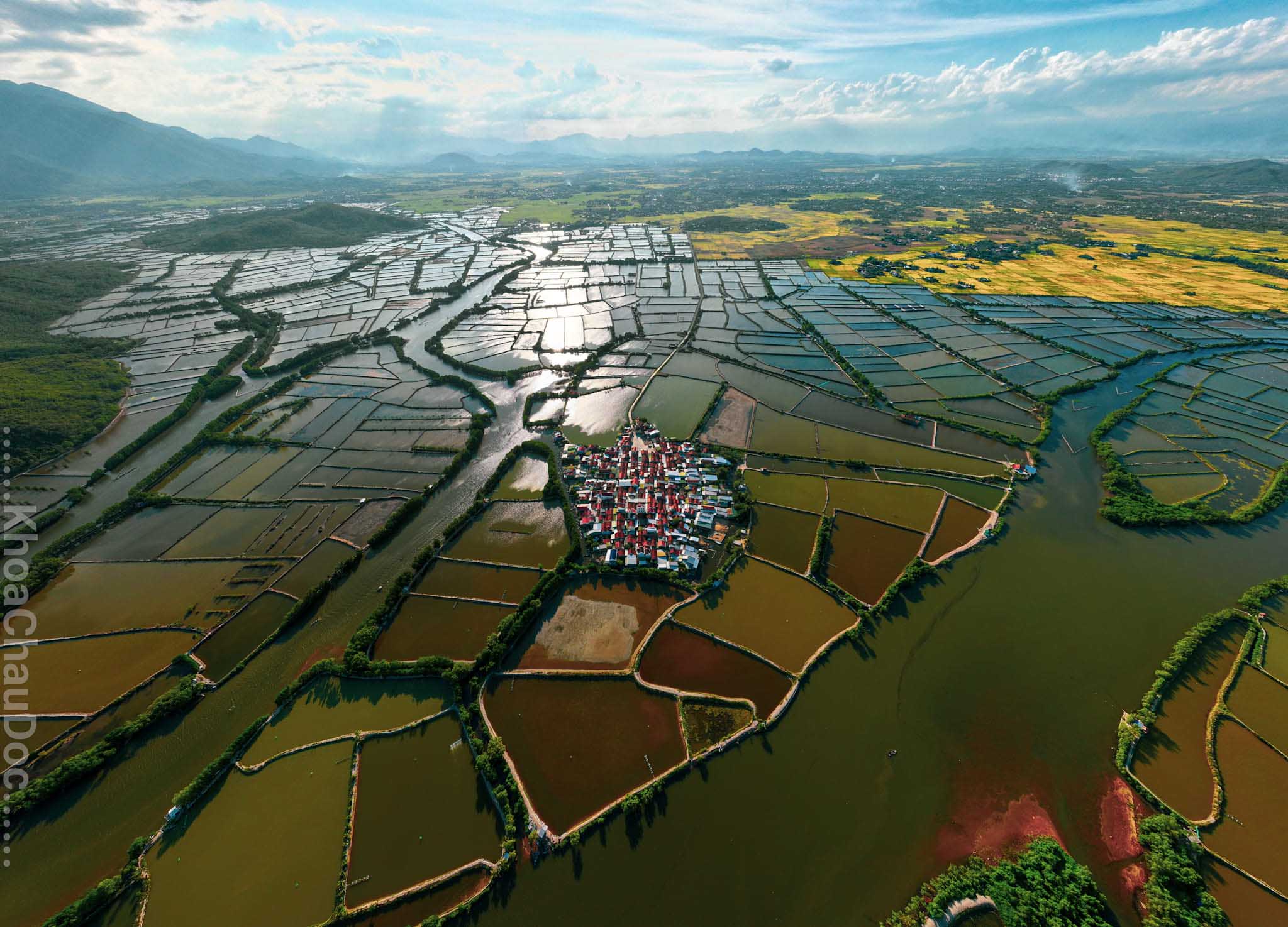 Ngạc nhiên với vẻ đẹp của 'ốc đảo' Hà Liên giữa đầm Nha Phu