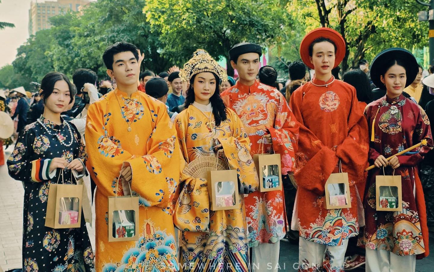 Ngỡ như trở về hoàng cung xưa: Dàn nam thanh nữ tú khoe sắc tại Bách Hoa Bộ Hành