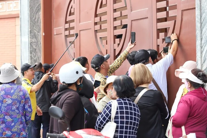 Tang lễ diễn viên Quý Bình: Những hình ảnh phản cảm gây bức xúc