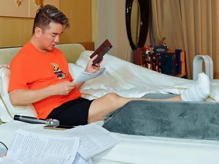 Luật sư Đàm Vĩnh Hưng chia sẻ việc ca sĩ bị mất 4 ngón chân, ảnh hưởng vĩnh viễn khả năng biểu diễn