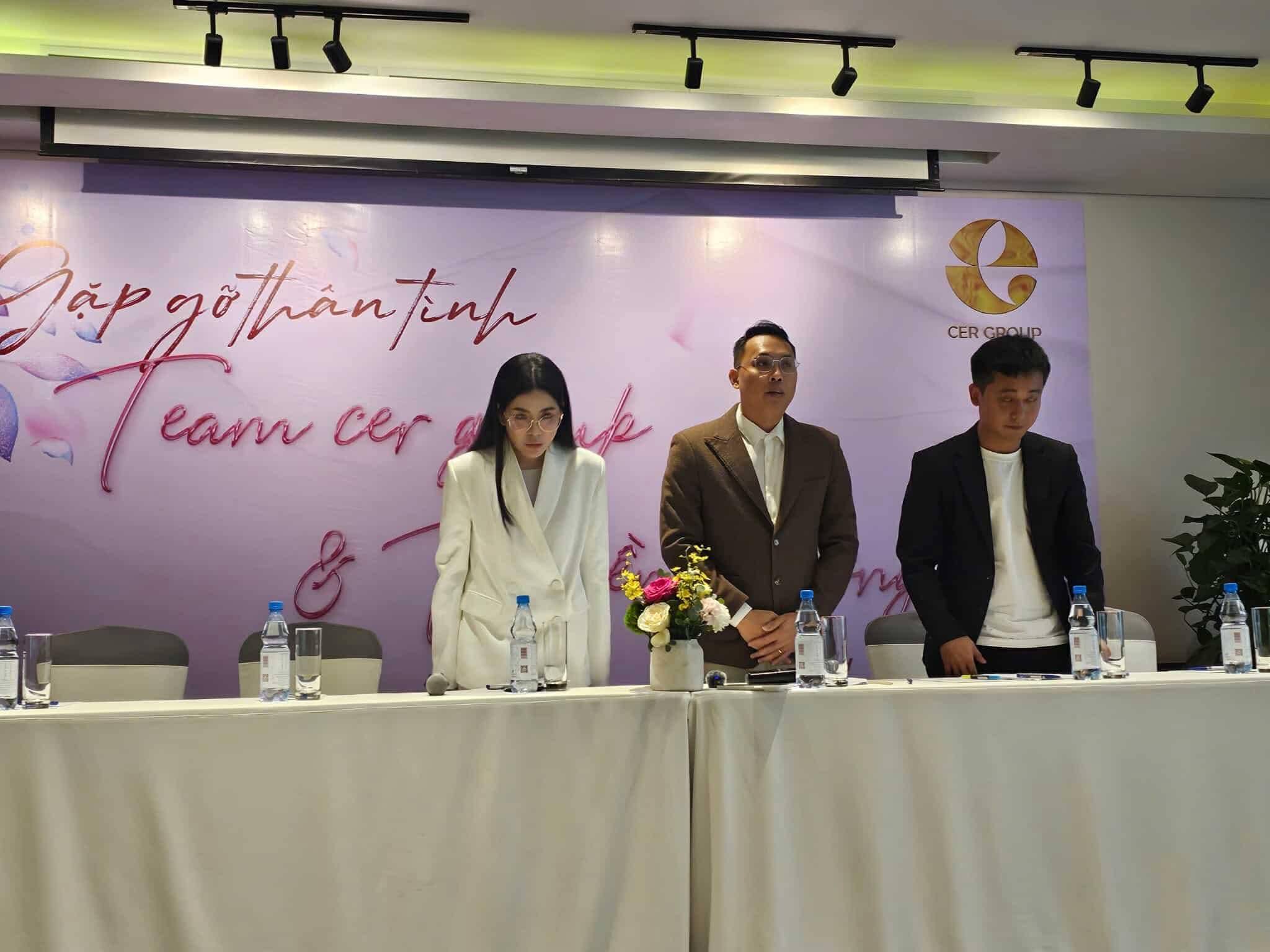 Quang Linh Vlog, Hằng Du Mục mở họp báo cúi đầu xin lỗi về vụ việc 'Kẹo Rau'