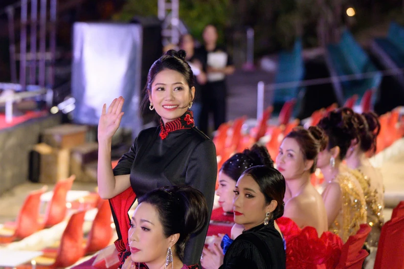 Nhan Sắc Kiêu Sa Của Hoa Hậu Lê Thị Thơ Trong Tà Áo Dài Cách Tân