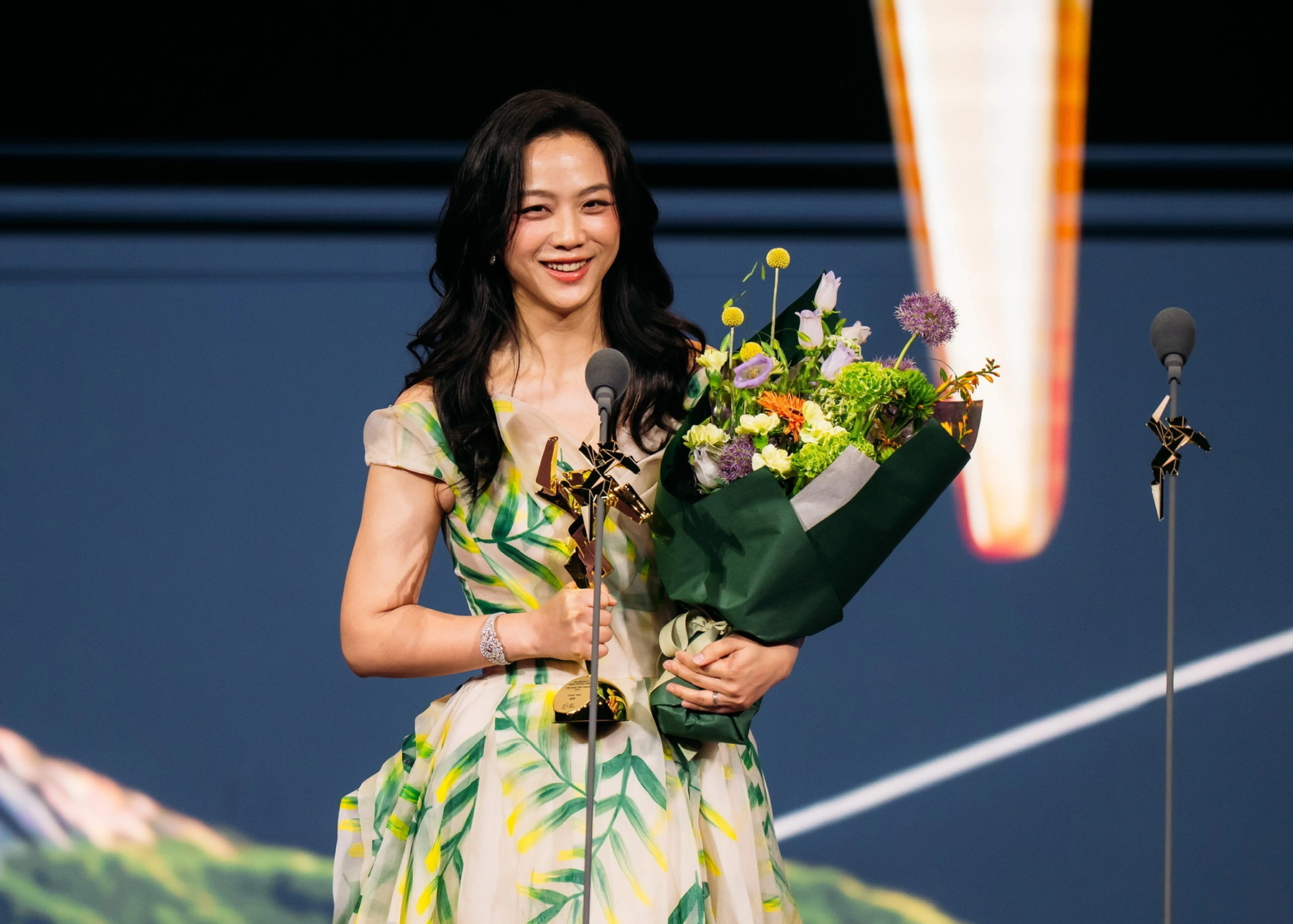 Thang Duy gây bão Weibo với phong cách 'váy lá liễu mùa xuân'