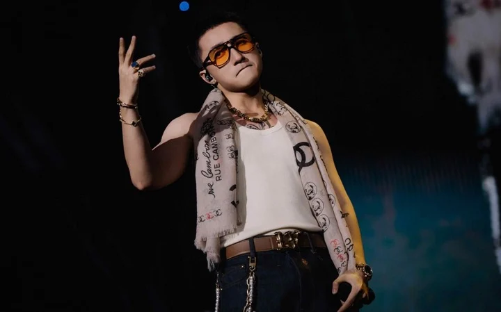 Sơn Tùng M-TP gây sốt khi đến Hạ Long thưởng thức bánh gật gù 