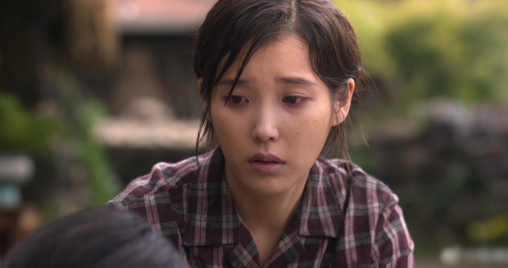 IU trong phim Khi Cuộc Đời Cho Bạn Quả Quýt sự trở lại đầy kinh ngạc