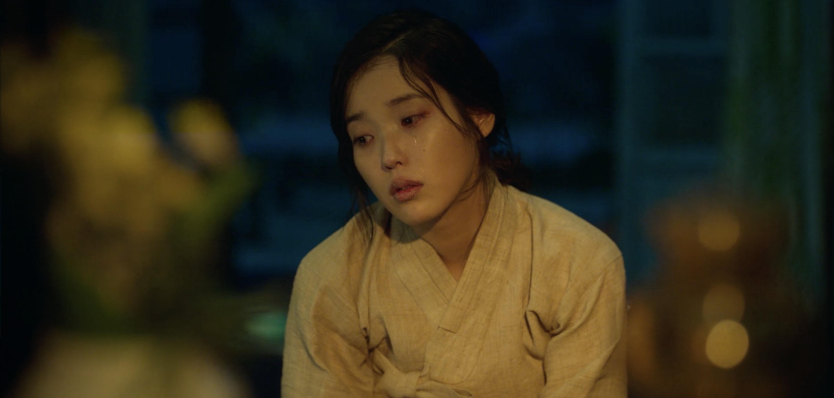 So Sánh Diễn Xuất Của IU: Khi Cuộc Đời Cho Bạn Quả Quýt Với Hotel Del Luna Và My Mister