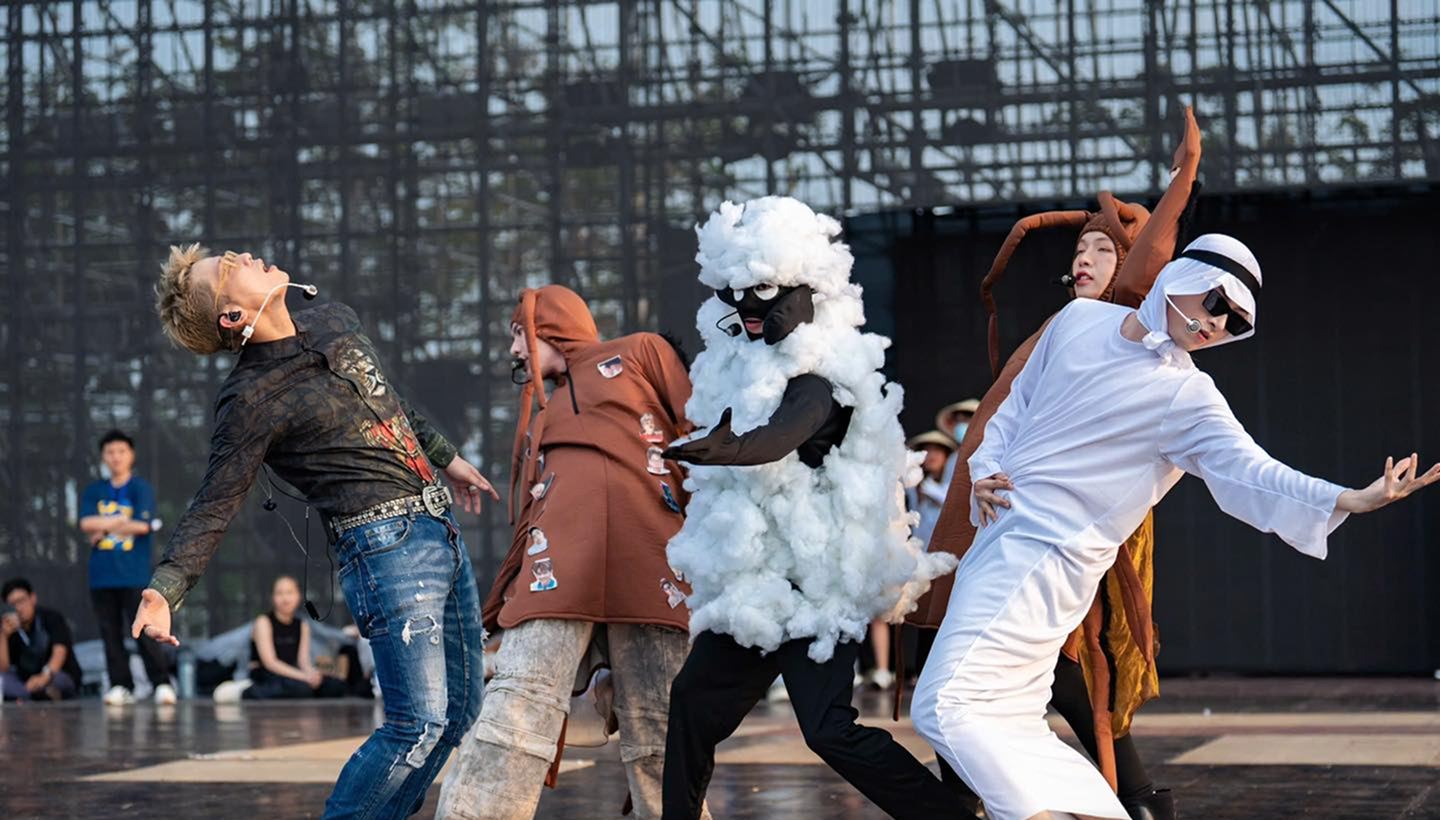 Chấn động với trang phục rehearsal của các Anh Trai Say Hi