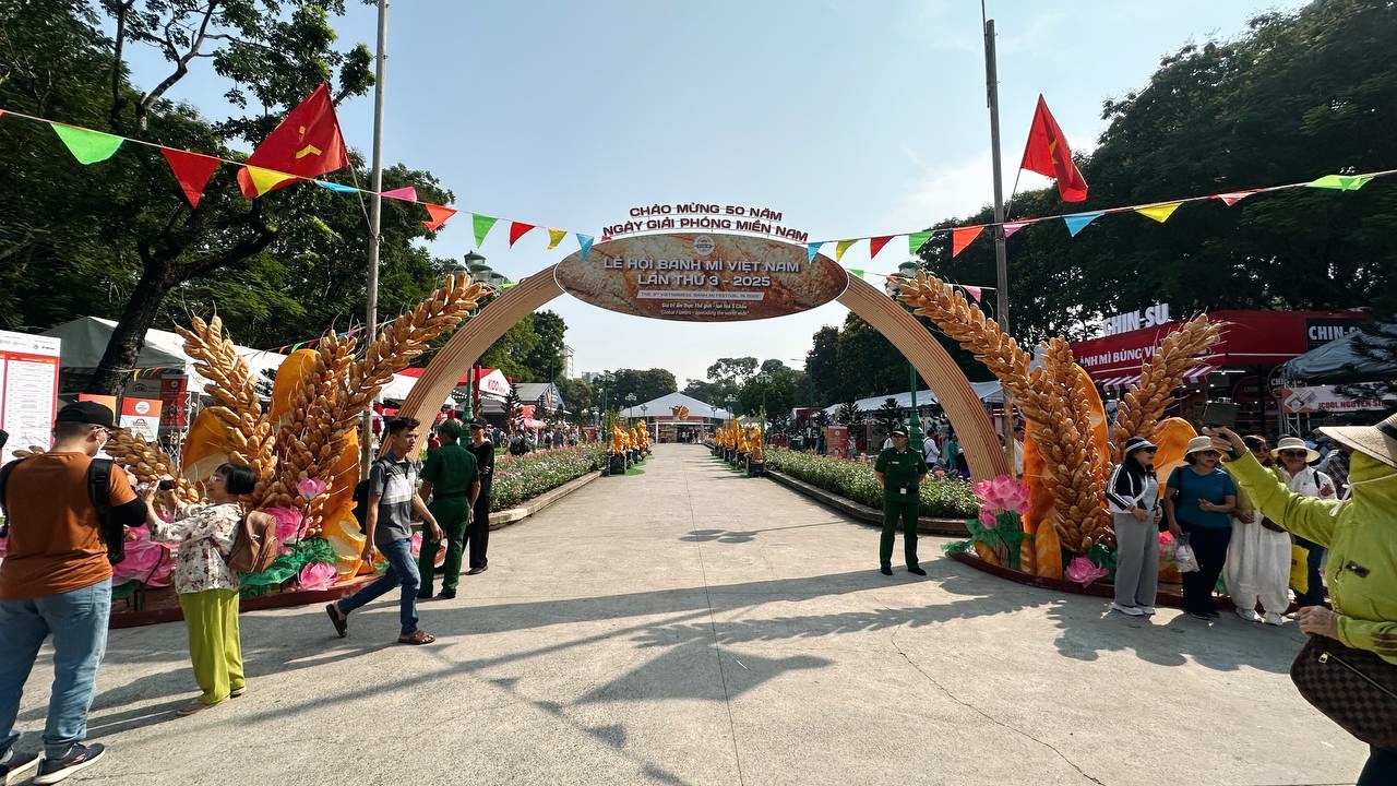 Cận cảnh lễ hội Bánh mì lớn nhất năm tại TP.HCM, biển người xếp hàng từ sáng sớm